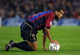 Rivaldo, arrodillado y apoyado en el balón durante el partido de anoche.