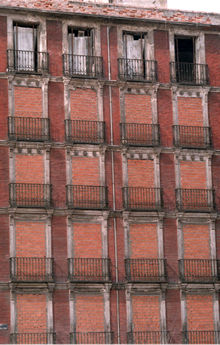 Un paisaje de balcones tapiados