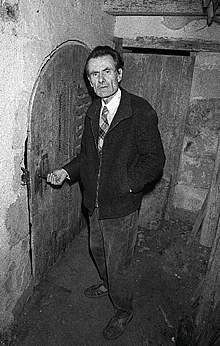 El doctor Martinot en 1984 ante la cripta donde fue congelado el cadáver de su compañera.