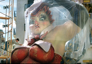 Últimos retoques en las fallas horas antes de la 'plantà'