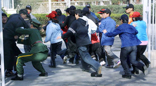 25 norcoreanos irrumpen en la Embajada de España en Pekín y piden asilo político