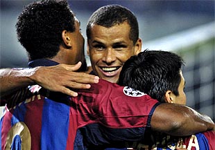 Jornada de Liga, primera división: los jugadores del Barcelona Kluivert, Rivaldo y Saviola celebran uno de sus goles.