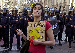 Cumbre de la Unión Europea en Barcelona: una joven participante en las marchas antiglobalización.