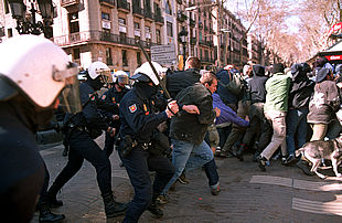 La policía carga durante una manifestación antiglobalización en Barcelona.