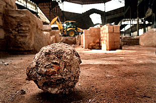 Bala de cañón hallada en  las excavaciones arqueológicas descubiertas en las obras de la nueva biblioteca de Barcelona en el antiguo Mercat del Born, que corresponden a los restos de la ciudad de Barcelona de los siglos XIV al XVII.