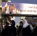Manifestación de palestinos contra los últimos ataques a Ramala. La pancarta con Arafat dice: 