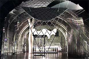 Imagen de la exposición sobre la geometría y la forma en la obra de Gaudí que se presenta en el Saló del Tinell.