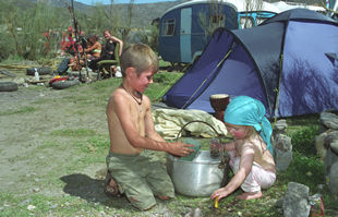 Unos niños, durante la concentración  hippy  en el anejo de Los Tablones, a las afueras de Órgiva.