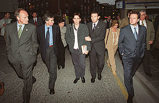 El diputado general de Guipúzcoa, Román Sudupe; Ramón Jáuregui; la alcaldesa de Orio, Mirari Arruabarrena; Juan José Ibarretxe y el presidente de Aragón, Marcelino Iglesias, en las calles del pueblo guipuzcoano.