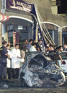 Imagen del coche bomba que hizo explosión cerca de la Embajada de EE UU en Lima.