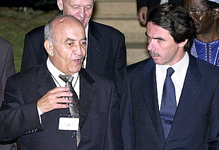 Aznar y Yussufi se saludan en Monterrey