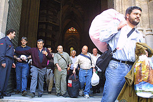 Los trabajadores de Boliden, ayer, en el momento en que salían de la catedral de Sevilla.