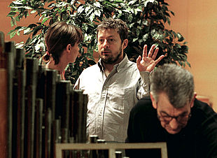 Fabio Biondi (en el centro), con miembros de Europa Galante, durante los ensayos de    La Santissima Trinità. 