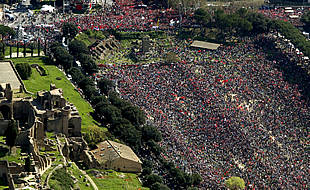 Más de un millón de manifestantes ocupan el espacio donde en la antigua Roma se levantaba el Circo Máximo, junto al monte Palatino, para protestar contra la política laboral del primer ministro italiano, Silvio Berlusconi.