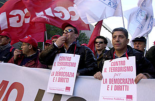 Participantes en la masiva manifestación de ayer en Roma, con el lema 'Contra el terrorismo, por la democracia y los derechos humanos'.