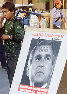 Un cartel colocado en Lima protesta contra la visita de Bush.