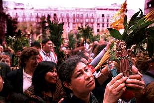 Miles de personas acudieron a bendecir sus palmas y ramos.
