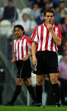 Vales y Javi González, al fondo, se lamentan por el sexto gol.