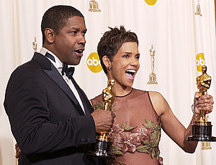 La actriz Halle Berry y el actor Denzel Washington tras recibir sus Oscar.