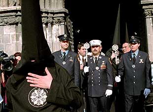 Los bomberos de Nueva York salen de procesión en Sevilla