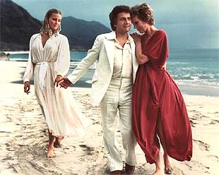 Dudley Moore, con Bo Derek (izquierda) y Julie Andrews, durante el rodaje de  10, la mujer perfecta,  de Blake Edwards.