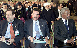 De izquierda a derecha, Javier Solana, José María Aznar y Kofi Annan, durante la sesión de apertura de la cumbre de la Liga Árabe en Beirut.
