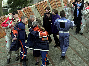 Familiares de las víctimas del tiroteo y miembros de los equipos de socorro, frente al Ayuntamiento de Nanterre.rnrnRichard Durn.