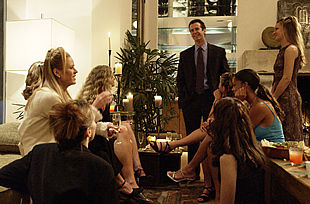 Alex Michel y algunas de las concursantes de    El soltero. 