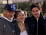 De izquierda a derecha, el director Steven Spielberg y los actores Drew Barrymore y Henry Thomas durante la presentación de la nueva versión de E. T.