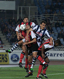 Kovacevic trata de superar el férreo marcaje deportivista.