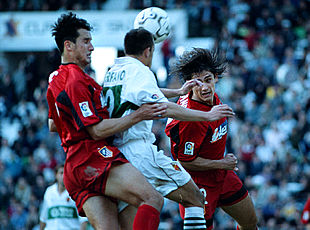 Serrano lucha por el balón entre Hibic y Armando.