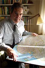 Alfredo Pastor revisa un mapa del Lejano Oriente