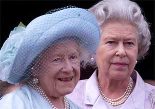 La reina madre, junto a su hija Isabel II, en un balcón del palacio de Buckingham durante la celebración de su 100º cumpleaños.rnrnLa reina madre, en Buckingham, bombardeado durante la II Guerra Mundial.