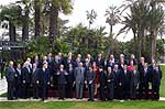 'Foto de familia' de los presidentes de la UE y los 13 candidatos, en la cumbre de Barcelona.