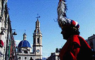 Participante en el desfile de la Gloria en Alcoy.