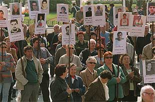 Participantes en el acto convocado ayer por Batasuna en San Sebastián con motivo del Aberri Eguna.