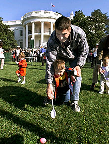 Un padre ayuda a su hijo de dos años en la tradicional búsqueda de huevos de Pascua que organiza todos los años la Casa Blanca.