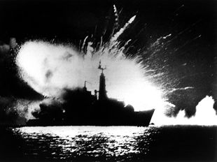 Estallido de la fragata   Amazon   el 25 de mayo de 1982.