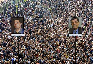 Aspecto de la manifestación celebrada ayer en Nanterre en homenaje a los concejales asesinados.