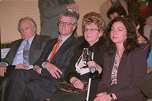 La viuda de Juan García Hortelano, María Martín Ampudia, y su hija, Sofía, junto a Francisco Pérez González y Fernando de Lanzas (de izquierda a derecha), durante el homenaje al escritor.