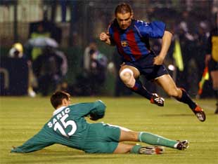Overmars salta por encima de Saric en una jugada del partido.