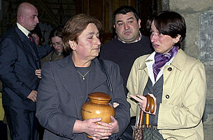 La madre del escolta Joseba Andoni Urdaniz, fallecido en un tiroteo con la Guardia Civil, porta la urna con las cenizas de su hijo.