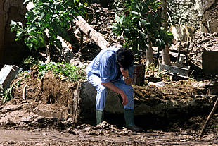 Un vecino del barrio tinerfeño de María Jiménez, apesadumbrado ayer por los daños sufridos por la tormenta.