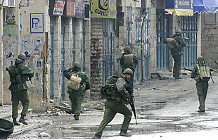 Soldados israelíes penetran en la ciudad de Belén, donde cientos de palestinos  se refugiaron en varias iglesias.