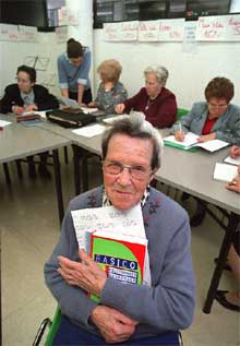 Trinidad Martín, junto a sus compañeras de clase.