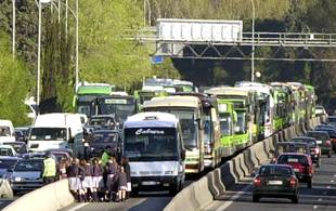 OTRO AUTOBÚS QUE ATASCA MONCLOA.
