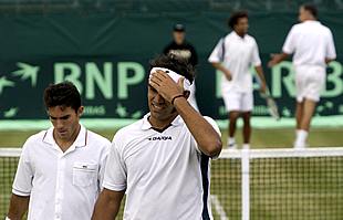  Beto  Martín y Joan Balcells, que se echa una mano a la frente, se lamentan de un golpe fallido.