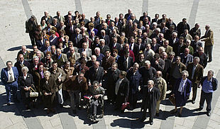 Los veteranos de la huelga minera de 1962 posan en Mieres para celebrar los 40 años de la protesta.