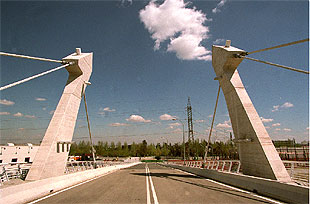 EL PUENTE QUE NADIE CRUZA.