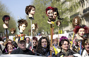 Empleados de peluquerías se manifiestan en París.